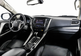 Подержанный автомобиль Mitsubishi Pajero Sport 2017 года (9 фото)