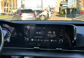 Подержанный автомобиль Kia Carnival 2021 года (11 фото)