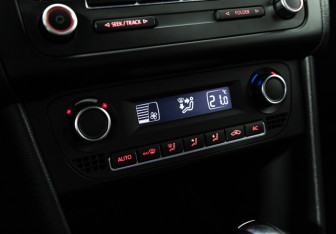 Подержанный автомобиль Volkswagen Polo Sedan 2012 года (16 фото)