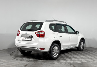 Подержанный автомобиль Nissan Terrano 2017 года (5 фото)