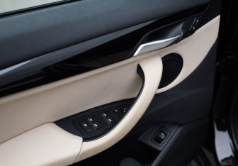 Подержанный автомобиль BMW X1 2021 года (22 фото)