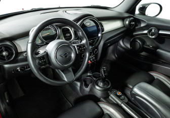 Подержанный автомобиль MINI Hatch 2021 года (11 фото)