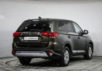 Подержанный автомобиль Mitsubishi Outlander 2020 года (5 фото)
