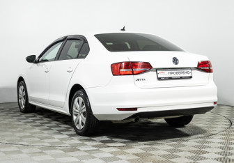 Подержанный автомобиль Volkswagen Jetta Sedan 2015 года (7 фото)