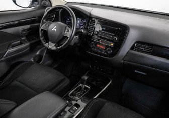 Подержанный автомобиль Mitsubishi Outlander 2018 года (9 фото)