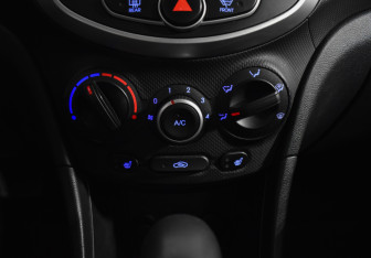 Подержанный автомобиль Hyundai Solaris Hatchback 2014 года (15 фото)