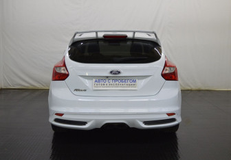 Подержанный автомобиль Ford Focus Hatchback 2013 года (6 фото)