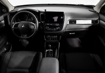 Подержанный автомобиль Mitsubishi Outlander 2018 года (13 фото)