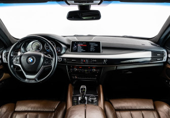 Подержанный автомобиль BMW X6 2015 года (10 фото)