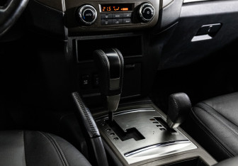 Подержанный автомобиль Mitsubishi Pajero 2015 года (15 фото)