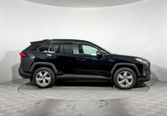 Подержанный автомобиль Toyota RAV4 2021 года (4 фото)