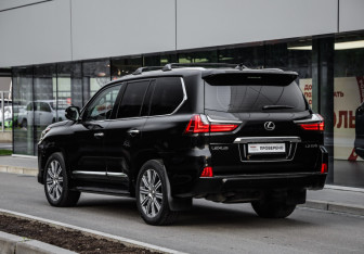Подержанный автомобиль Lexus LX 2016 года (8 фото)