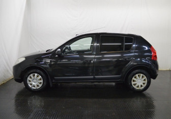 Подержанный автомобиль Renault Sandero 2011 года (8 фото)