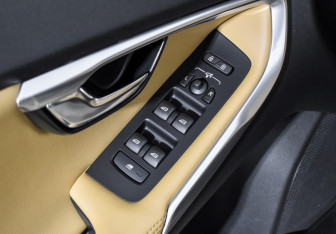 Подержанный автомобиль Volvo V40 Cross Country 2017 года (10 фото)