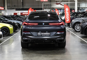 Подержанный автомобиль BMW X6 2022 года (9 фото)