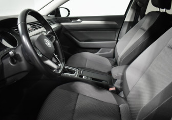 Подержанный автомобиль Volkswagen Passat Sedan 2020 года (10 фото)