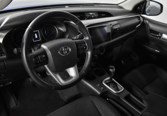 Подержанный автомобиль Toyota Hilux 2015 года (9 фото)