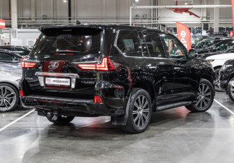 Подержанный автомобиль Lexus LX 2015 года (7 фото)