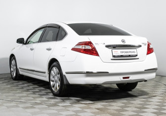 Подержанный автомобиль Nissan Teana 2010 года (7 фото)