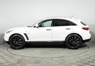 Подержанный автомобиль Infiniti QX70 2016 года (8 фото)