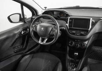 Подержанный автомобиль Peugeot 208 2013 года (9 фото)