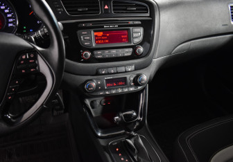 Подержанный автомобиль Kia Ceed Hatchback 2013 года (15 фото)