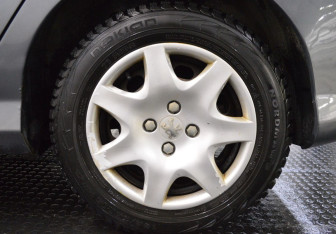 Подержанный автомобиль Peugeot 308 Hatchback 2010 года (9 фото)