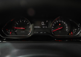 Подержанный автомобиль Peugeot 208 2013 года (12 фото)