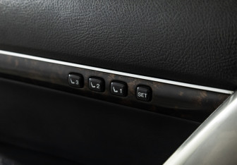 Подержанный автомобиль Toyota Land Cruiser Suv 2012 года (16 фото)