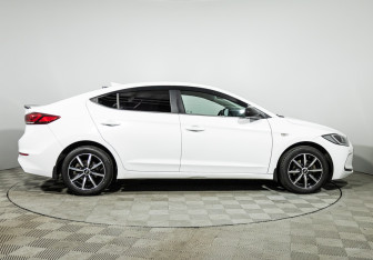 Подержанный автомобиль Hyundai Elantra Sedan 2017 года (4 фото)