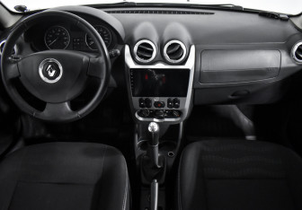 Подержанный автомобиль Renault Sandero 2012 года (14 фото)