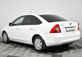 Подержанный автомобиль Ford Focus Sedan 2011 года (7 фото)