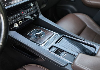 Подержанный автомобиль Jaguar F-Pace 2016 года (15 фото)