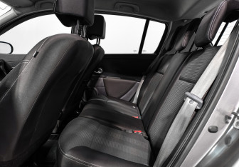 Подержанный автомобиль Renault Clio Hatchback 2010 года (12 фото)