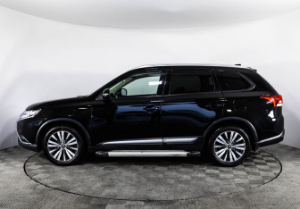 Подержанный автомобиль Mitsubishi Outlander 2019 года (8 фото)