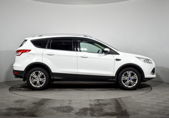 Подержанный автомобиль Ford Kuga 2015 года (4 фото)