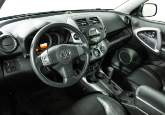 Подержанный автомобиль Toyota RAV4 2007 года (11 фото)