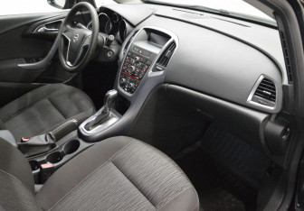 Подержанный автомобиль Opel Astra Hatchback 2013 года (11 фото)