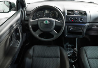 Подержанный автомобиль Skoda Fabia Hatchback 2011 года (10 фото)