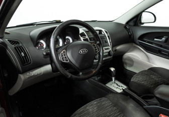 Подержанный автомобиль Kia Ceed Wagon 2008 года (11 фото)