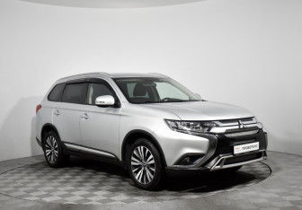 Подержанный автомобиль Mitsubishi Outlander 2019 года (4 фото)