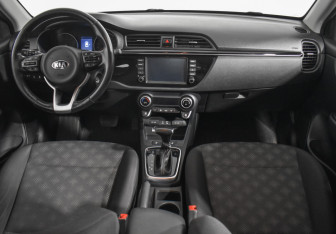 Подержанный автомобиль Kia Rio Hatchback 2018 года (13 фото)