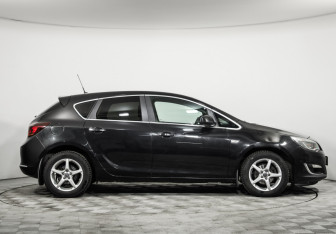 Подержанный автомобиль Opel Astra Hatchback 2012 года (4 фото)