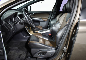 Подержанный автомобиль Volvo XC60 2017 года (10 фото)