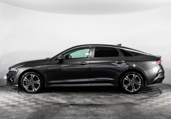 Подержанный автомобиль Kia K5 2021 года (10 фото)