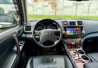 Подержанный автомобиль Toyota Highlander 2010 года (11 фото)