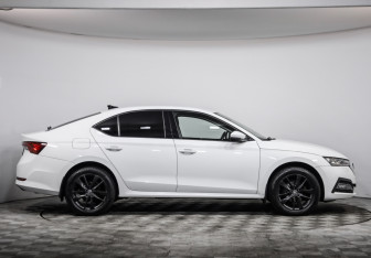 Подержанный автомобиль Skoda Octavia Liftback 2021 года (4 фото)
