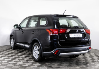 Подержанный автомобиль Mitsubishi Outlander 2016 года (7 фото)