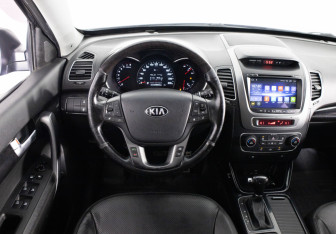 Подержанный автомобиль Kia Sorento 2017 года (11 фото)