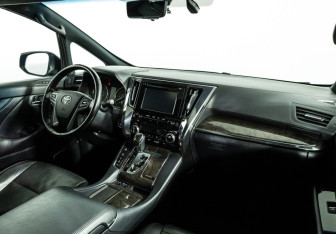 Подержанный автомобиль Toyota Alphard 2019 года (9 фото)